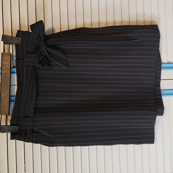 Express Black & White Pin Stripe Skirt - Picture 1 of 11